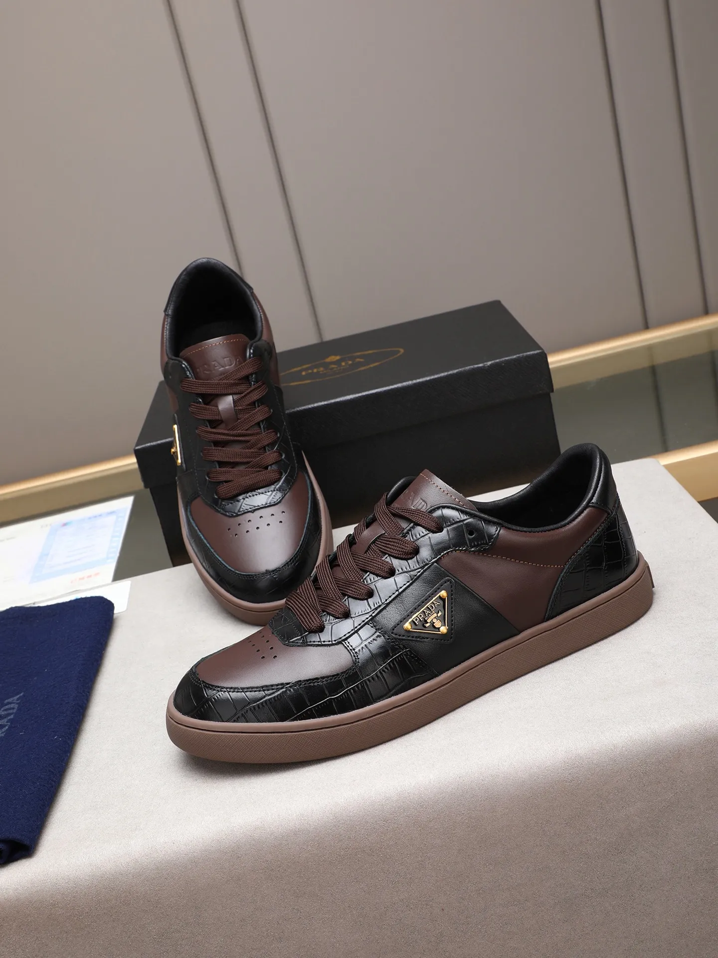 Men's shoes💰420💰 Brand: PRADA (Prada) Standard code: Men's code 38–44 (45 can be customized) Material: Original cowhide, breathable sheep lining Special outsole Style category: Men's fashionable casual sneakers Low-key luxury! Color: actual picture color